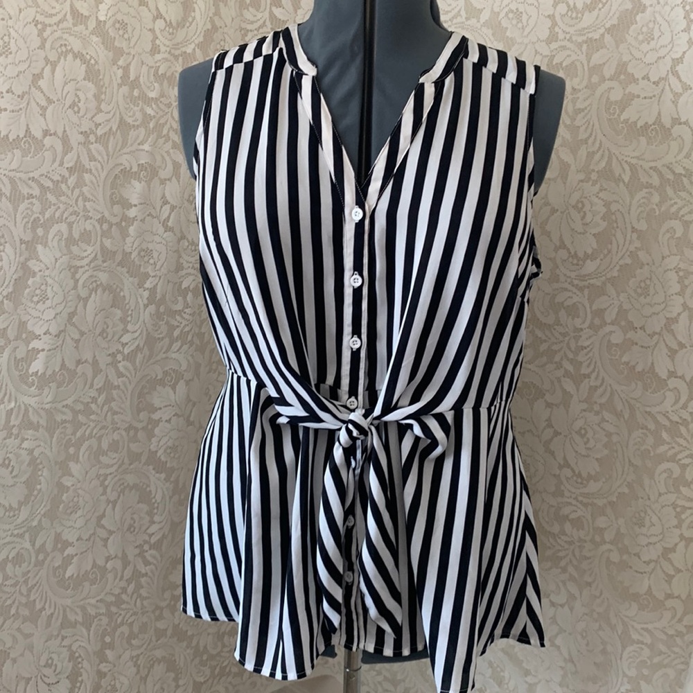 ❌SOLD❌TORRID PEPLUM GEORGETTE BUTTON-FRONT TIE-FRONT BLOUSE - Picture 4 of 9